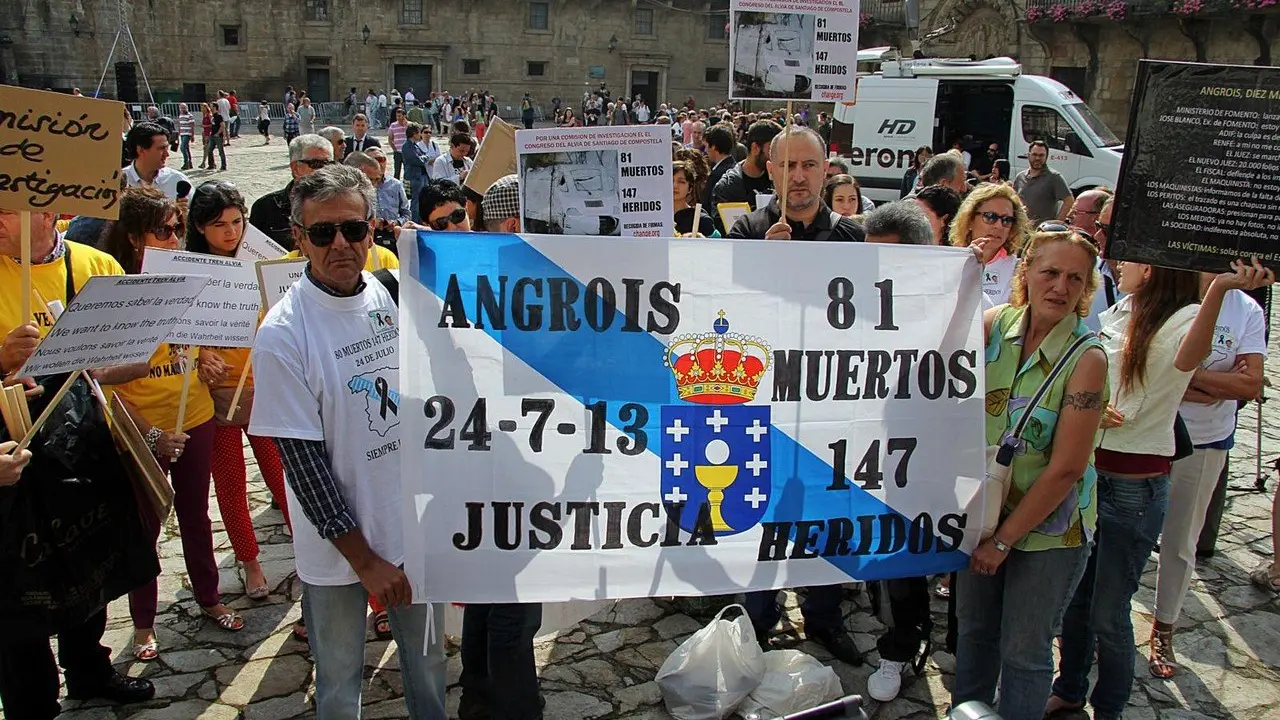 Familiares de las victimas del tren accidentado en Santiago hace ahora un a&ntilde;o, en la plaza del Obradoiro.
