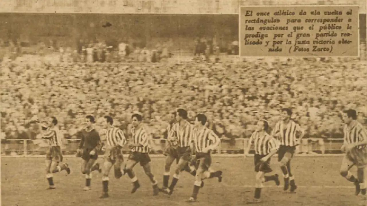 El Atl&eacute;tico de Madrid, celebrando la victoria de la Copa Eva Duarte de 1951 tras vencer al Barcelona por 2-0 en Chamart&iacute;n.