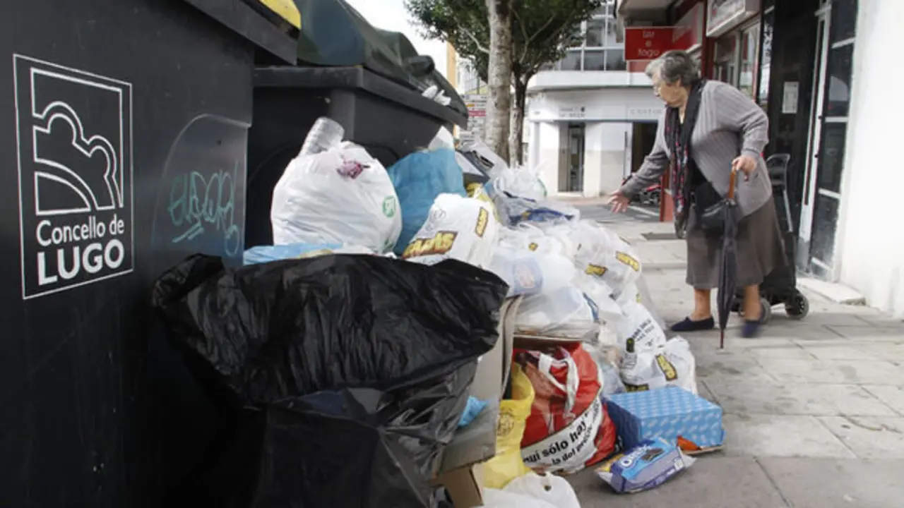 Acumulaci&oacute;n de basura en las calles lucenses / Cuatro