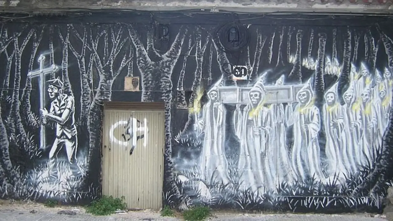 Graffiti callejero en Pontevedra con la Santa Compa&ntilde;a.