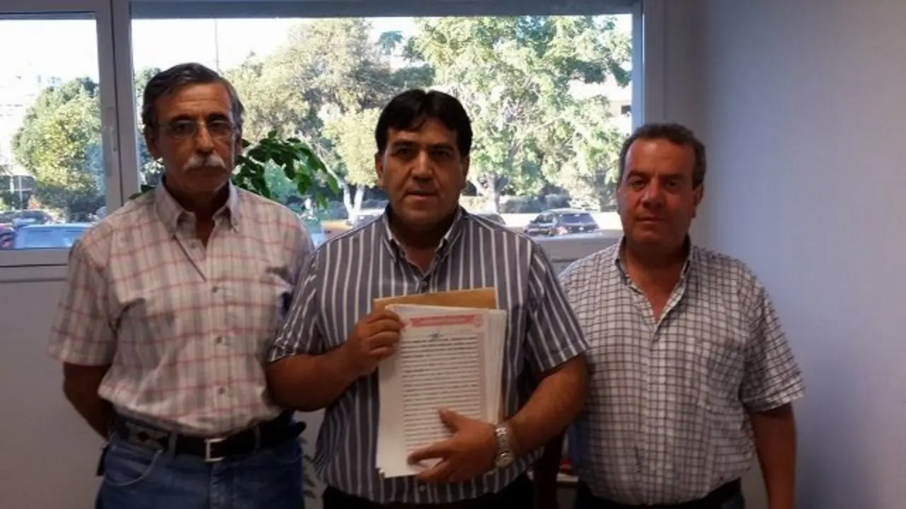 Zgaib y Omar Indaver, vocal de la Cooperadora Policial, entregando la documentaci&oacute;n de los 3 cuatriciclos al subcomisario Mario P&eacute;rez.
