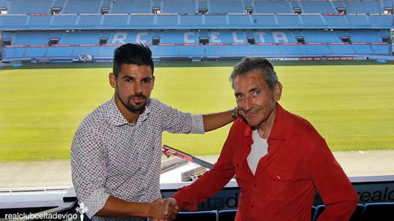 Nolito con su presidente, Carlos Mouri&ntilde;o.
