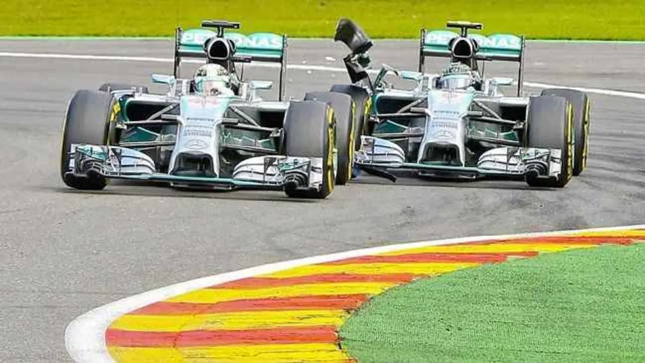 Momento de la colisi&oacute;n de los dos Mercedes en "les Combes"/eurosport.com