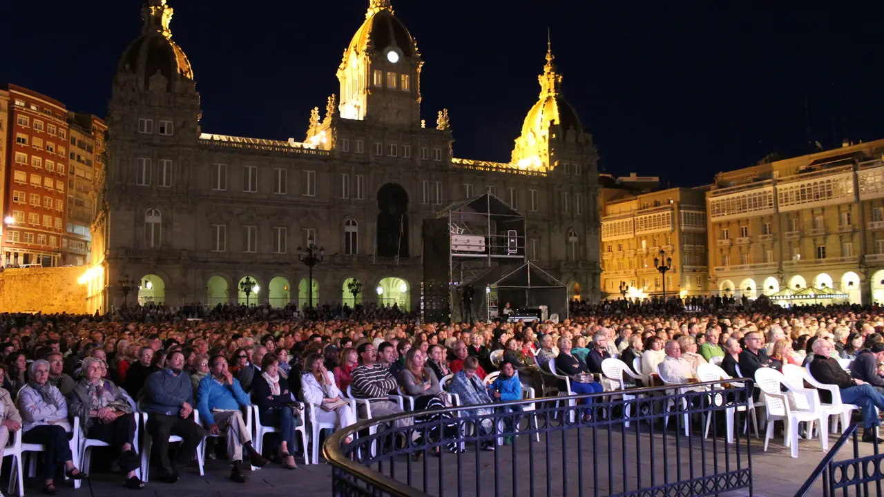 Cientos de personas en la plaza de Mar&iacute;a PIta de A Coru&ntilde;a para ver a la Orquesta Sinf&oacute;nica de Galicia. / Mundiario