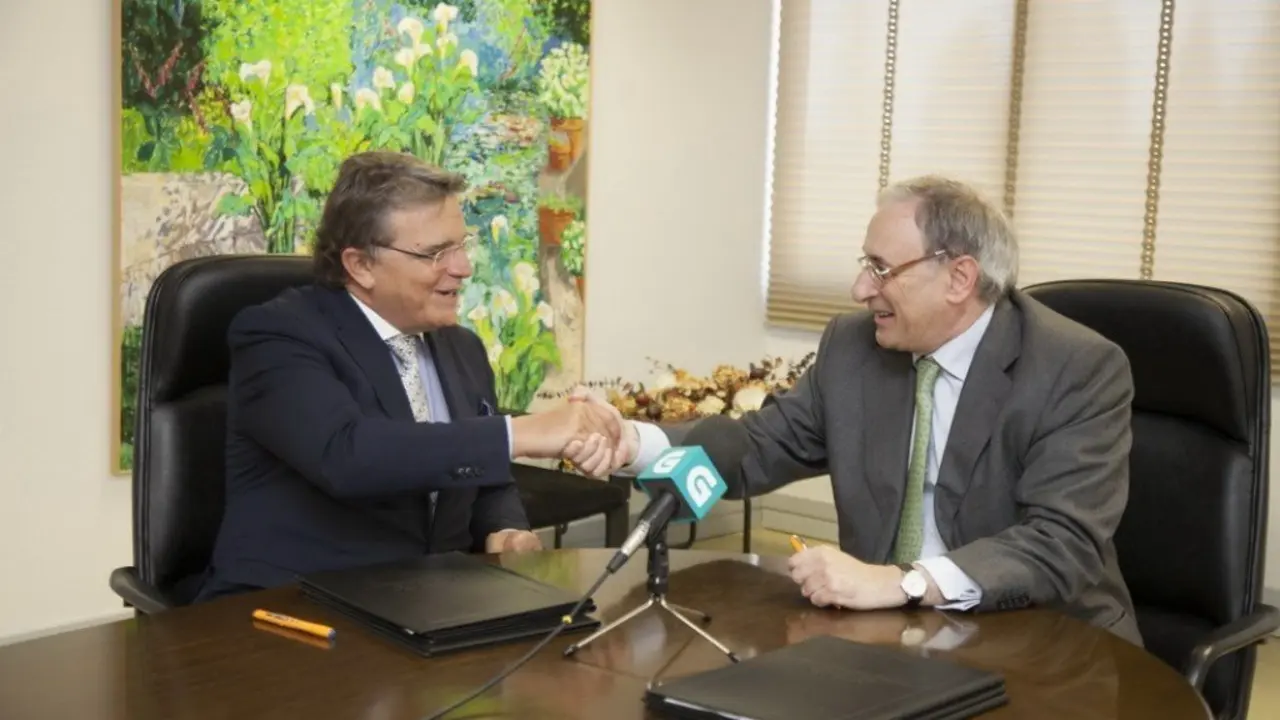 Alberto da Ponte, presidente da RTP, e Alfonso S&aacute;nchez Izquierdo, director xeral da CRTVG, na sinatura do convenio o ano pasado. / RTVG