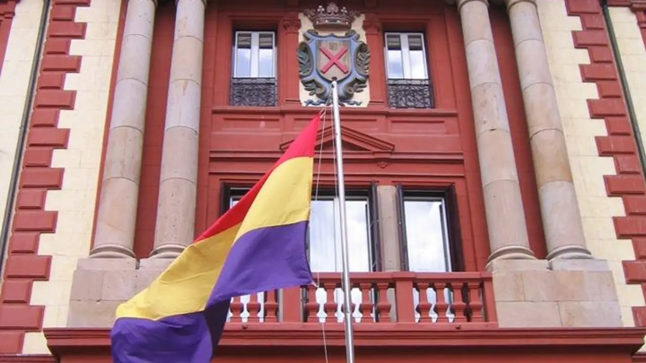 Fachada del Ayuntamiento de Eibar, donde se iz&oacute; la primera bandera tricolor en Espa&ntilde;a anunciando la proclamaci&oacute;n de la II Rep&uacute;blica.