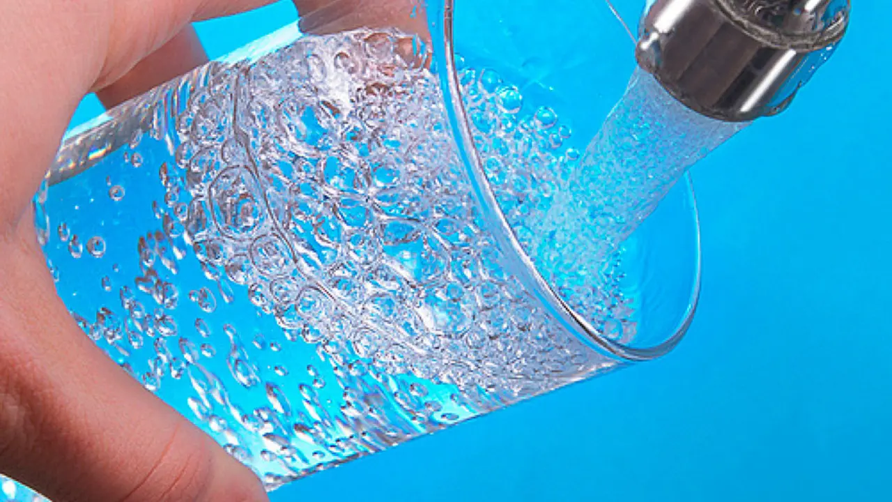 Agua del grifo.