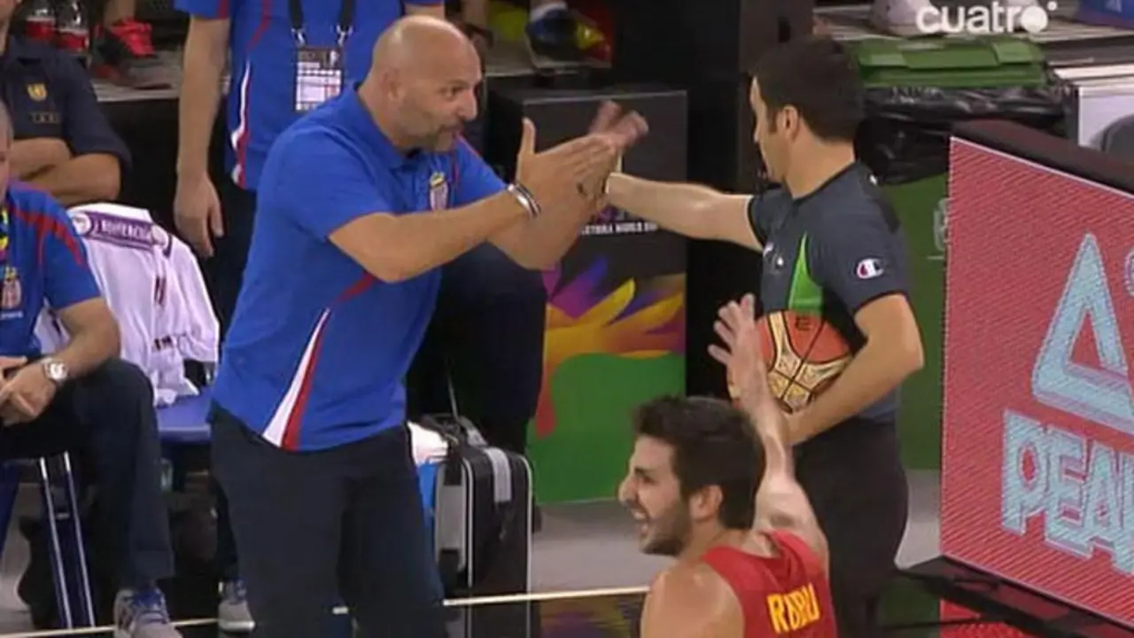 Sasha Djordjevich se encara con uno de los colegiados del partido.