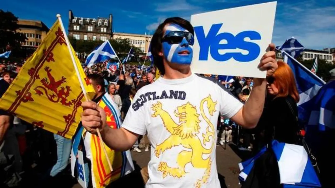 Partidarios do s&iacute; no referendum de Escocia.