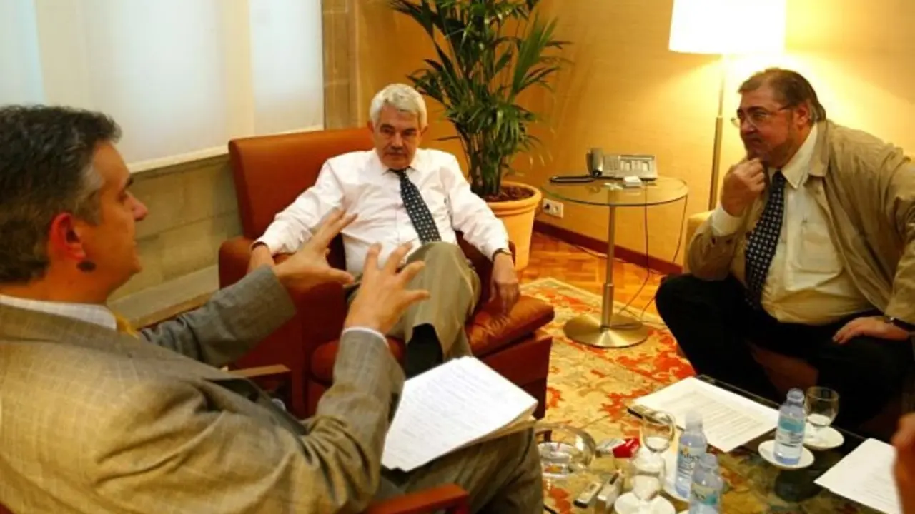 Pasqual Maragall con los periodistas Antonio Franco, a la derecha, y Jos&eacute; Luis G&oacute;mez. / Albert Bertr&aacute;n, de El Peri&oacute;dico