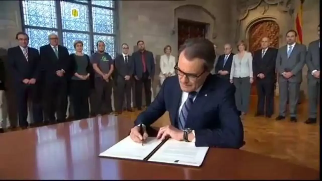Artur Mas firma el decreto de convocatoria de la consulta. / TV