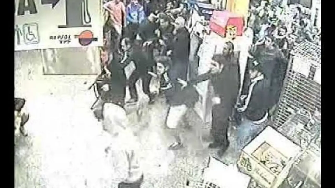 La c&aacute;mara de seguridad del restaurante capt&oacute; las agresiones.