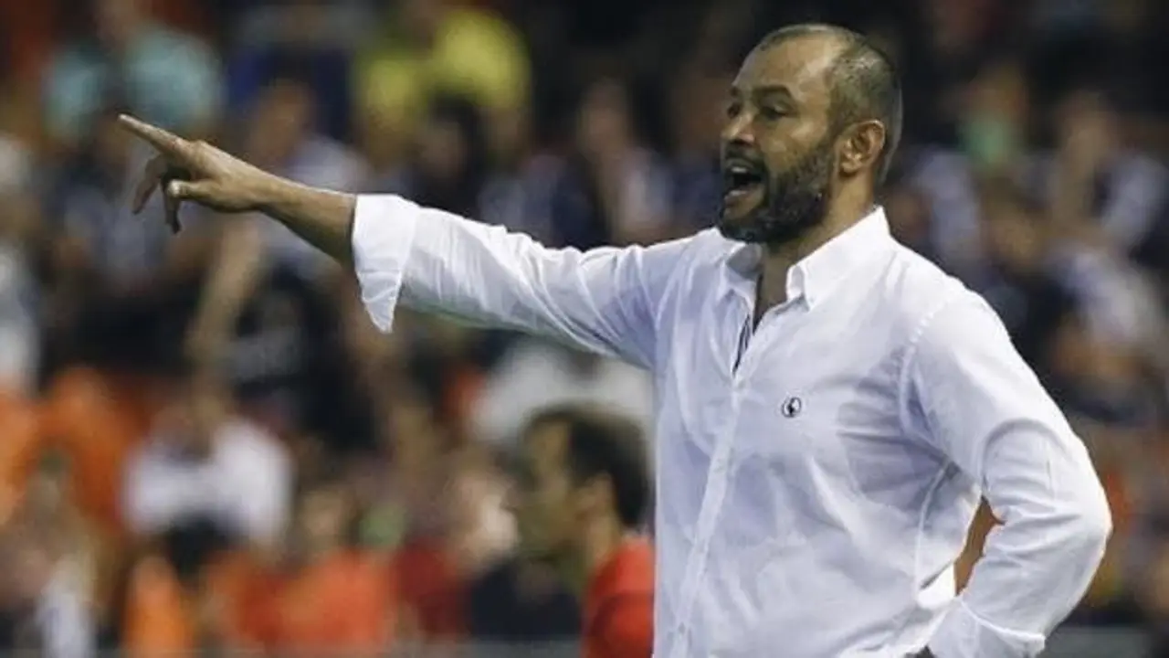 Nuno da indicaciones en un partido con el Valencia