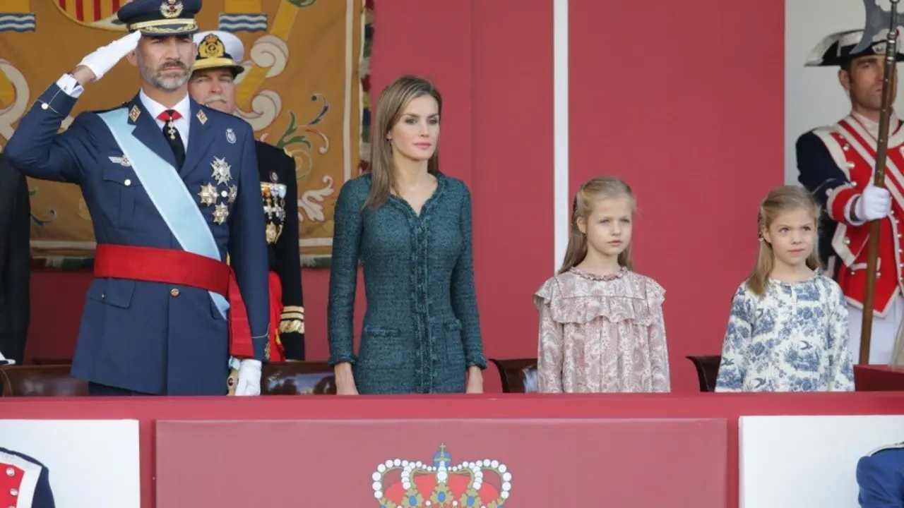 Los-reyes-Felipe-VI-y-Letizia-presiden-por-primera-vez-la-Fiesta-Nacional