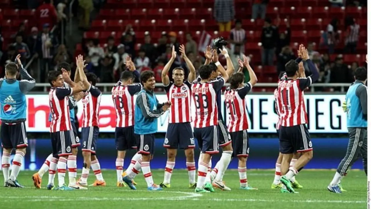 Los jugadores de Chivas celebran una victoria
