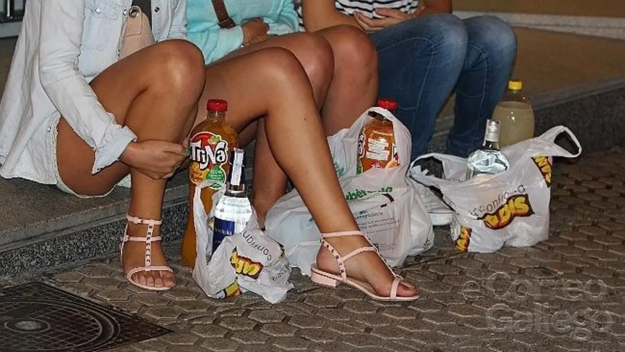 J&oacute;venes practicando el botell&oacute;n. / Foto de Leticia Rodr&iacute;guez