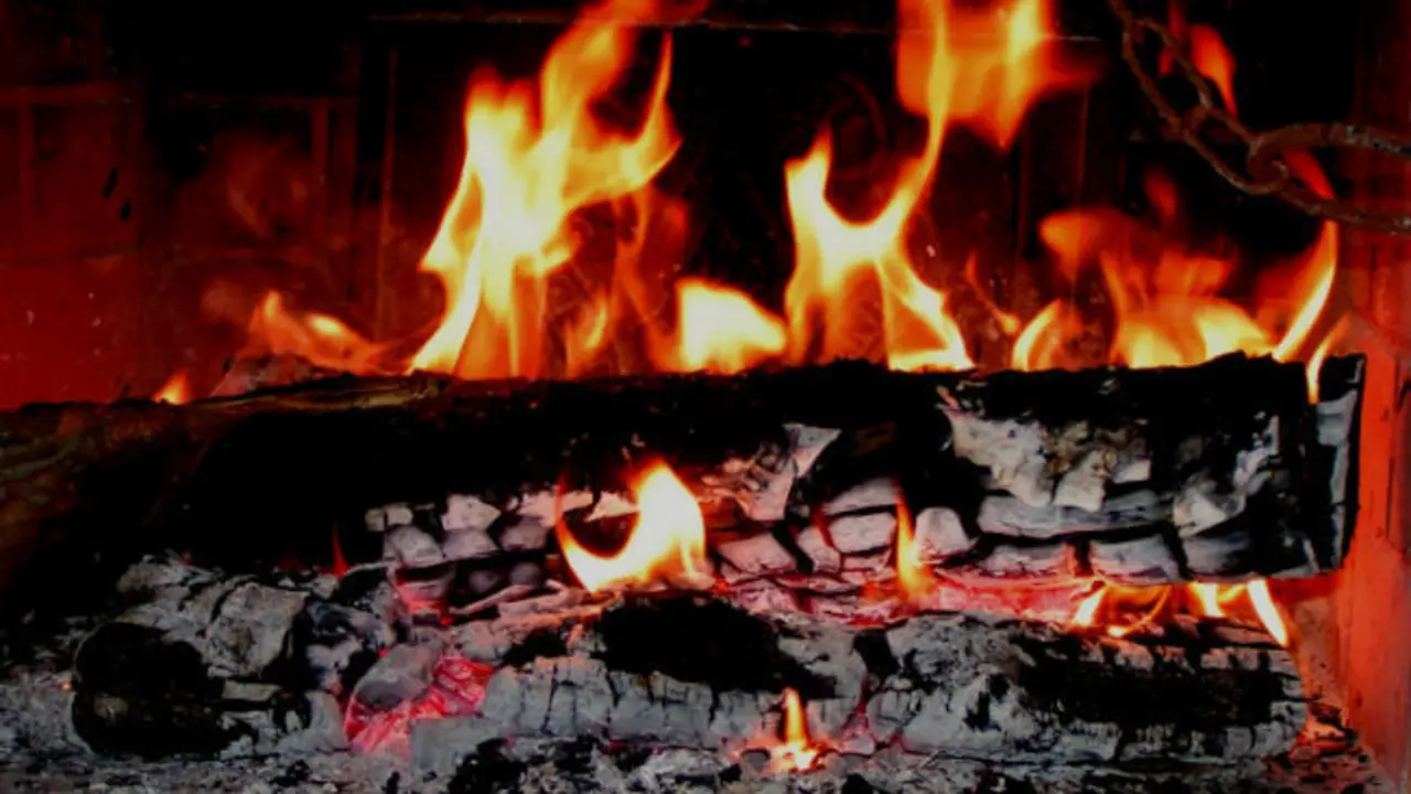 Le&ntilde;a ardiendo en una chimenea.