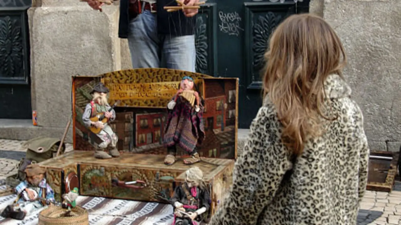 Titiritero en la calle Santa Catarina, en Oporto, Portugal- foto de Francisco  Pu&ntilde;al