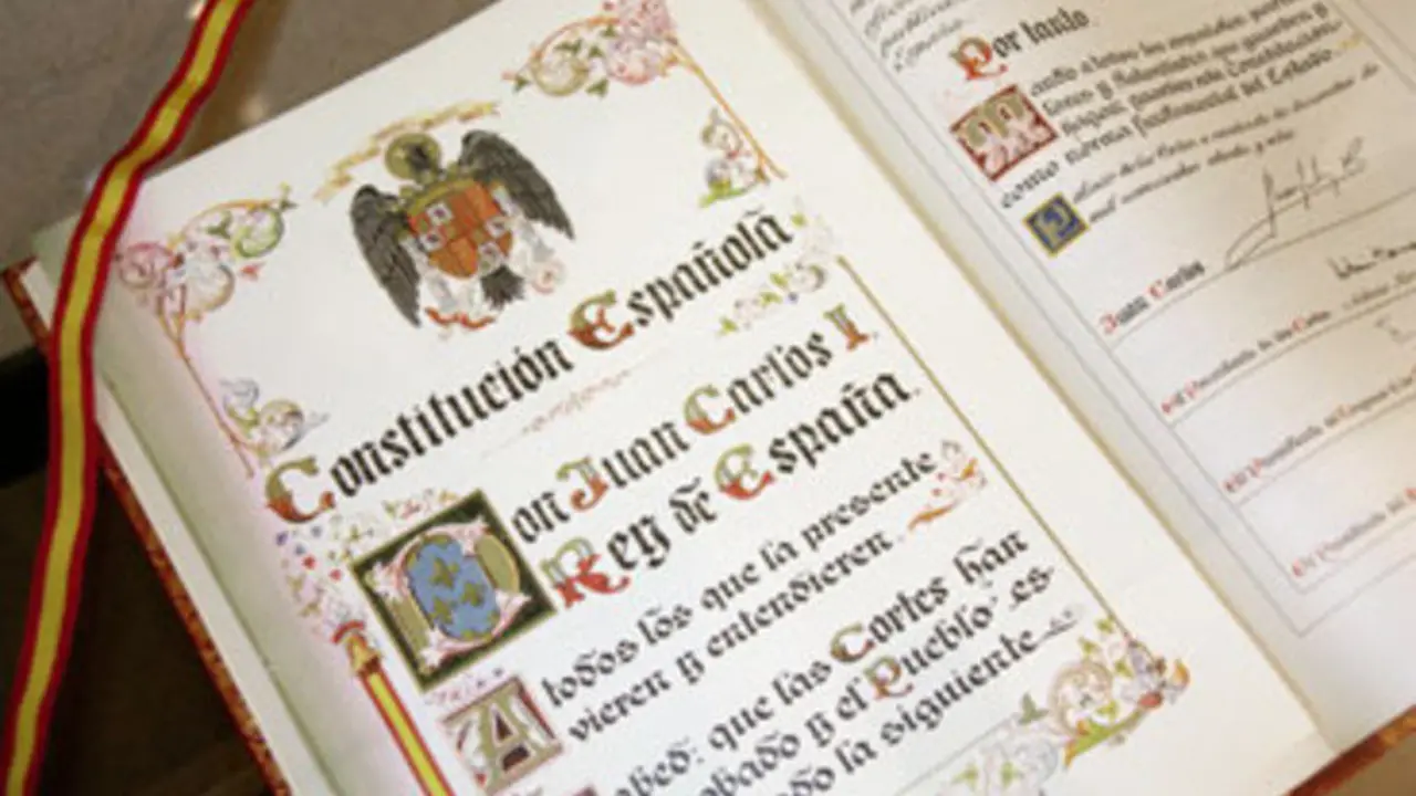 Ejemplar de la Constituci&oacute;n de Espa&ntilde;a. / RR SS