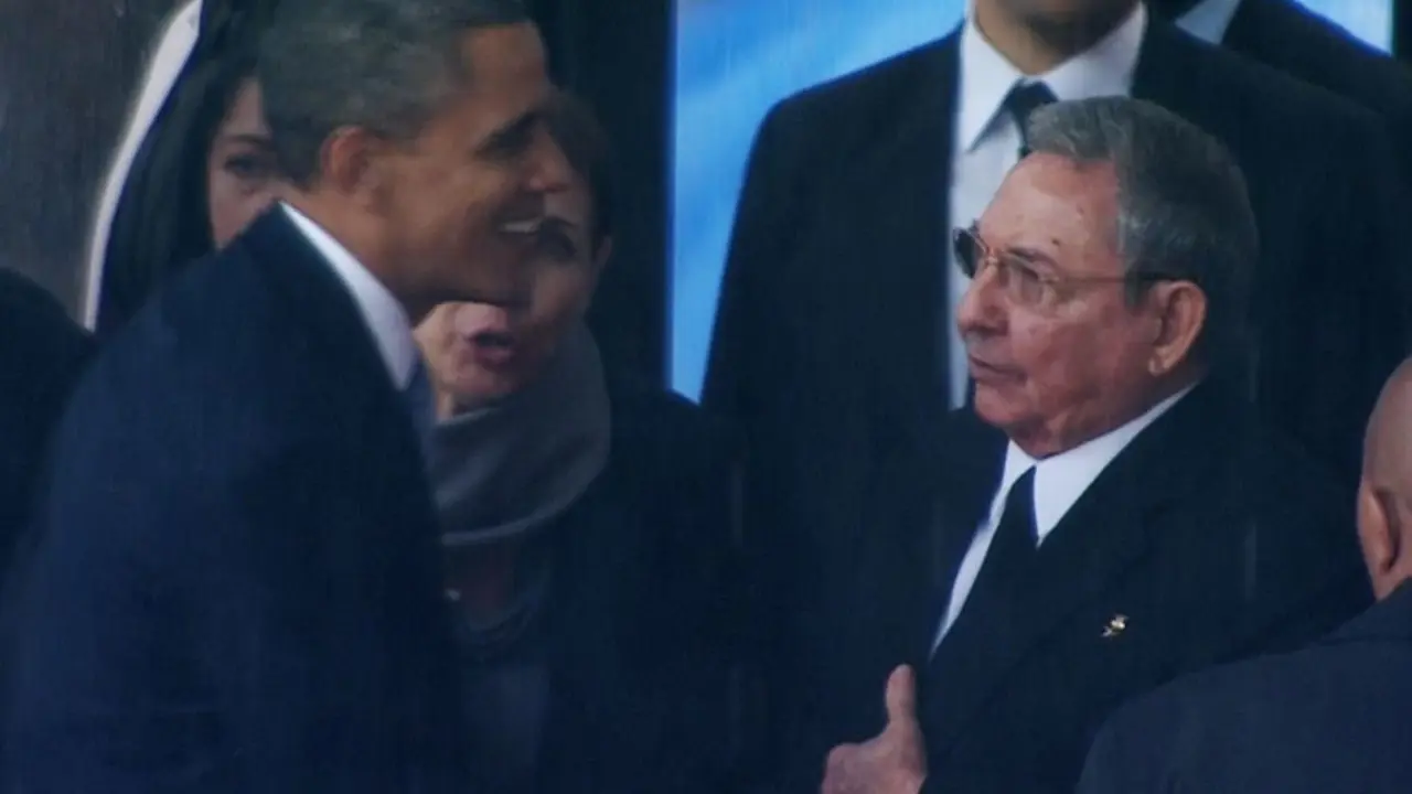 O  hist&oacute;rico sa&uacute;do entre Obama e Ra&uacute;l Castro durante o funeral de Nelson Mandela en decembro de 2013.
