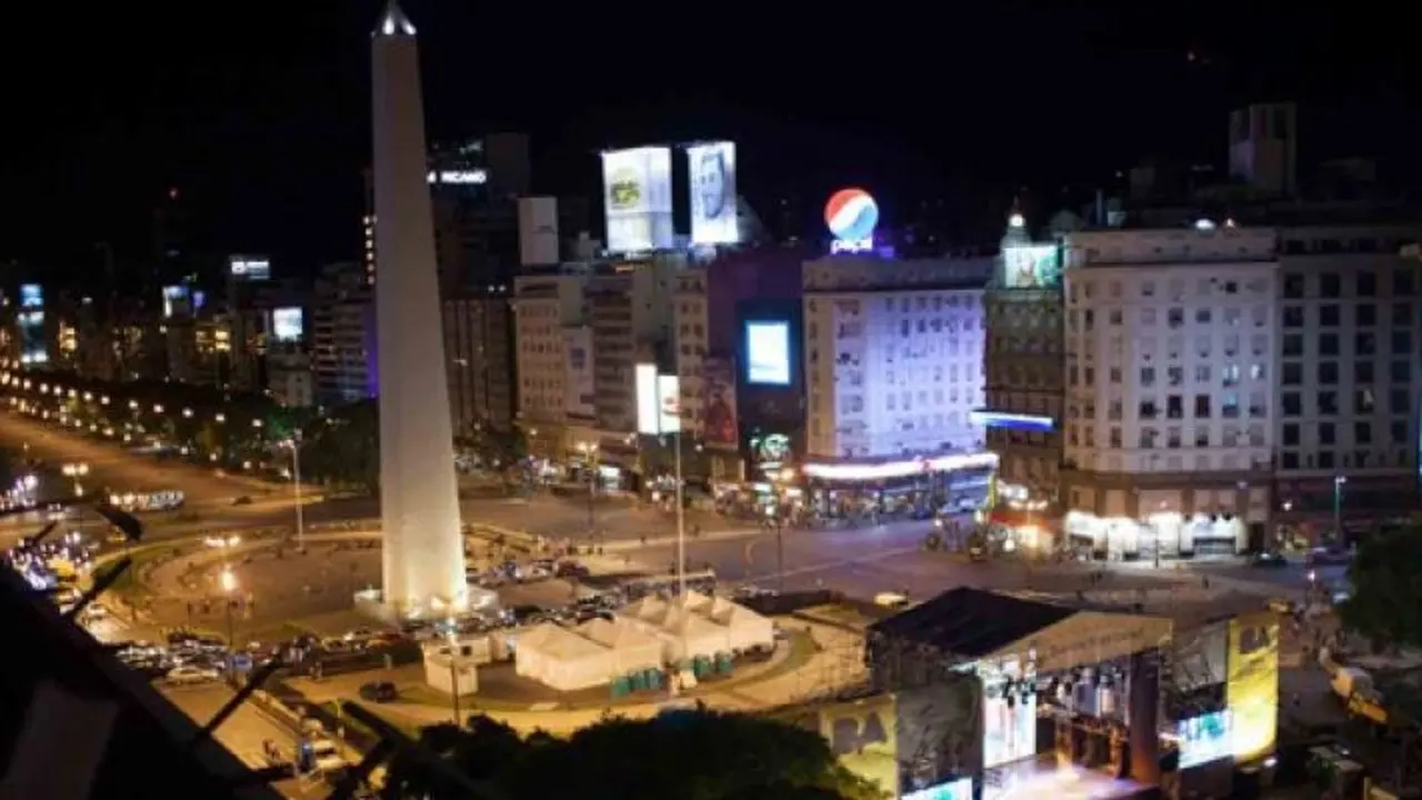 Ambiente nocturno en el Obelisco de Buenos Aires.
