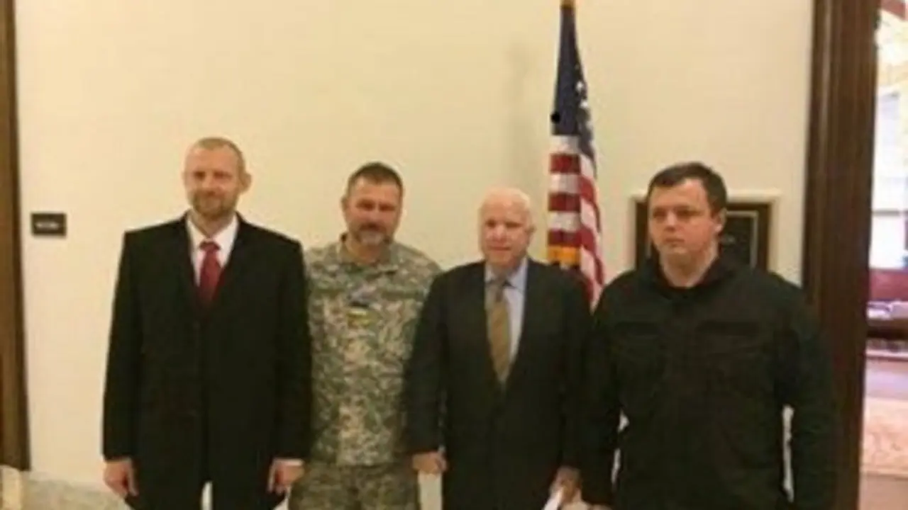 mccain-con-nazis-ucranianos