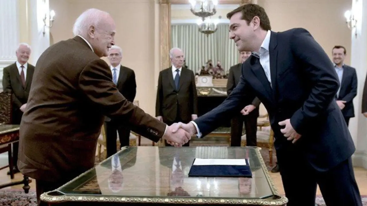 El presidente de la rep&uacute;blica de Grecia saluda a su nuevo primer ministro.