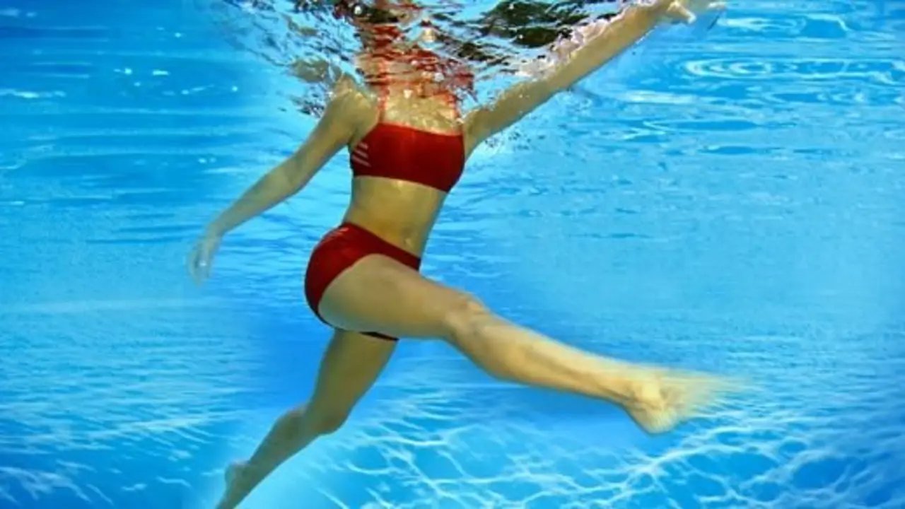 Mujer haciendo acquagym.