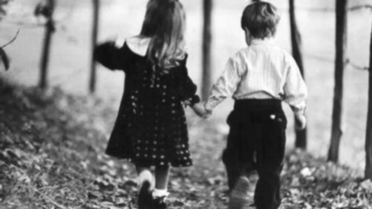 Una pareja de ni&ntilde;os.