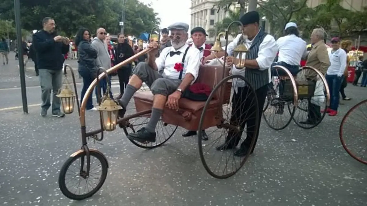 Bicicleta antigua dise&ntilde;ada por Antonio Alberto - Francisco Pu&ntilde;al
