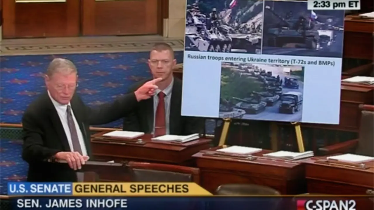 El Senador James Inhofe (R-Oklahoma) presenta im&aacute;genes falsas para demostrar la invasi&oacute;n rusa de Ucrania.