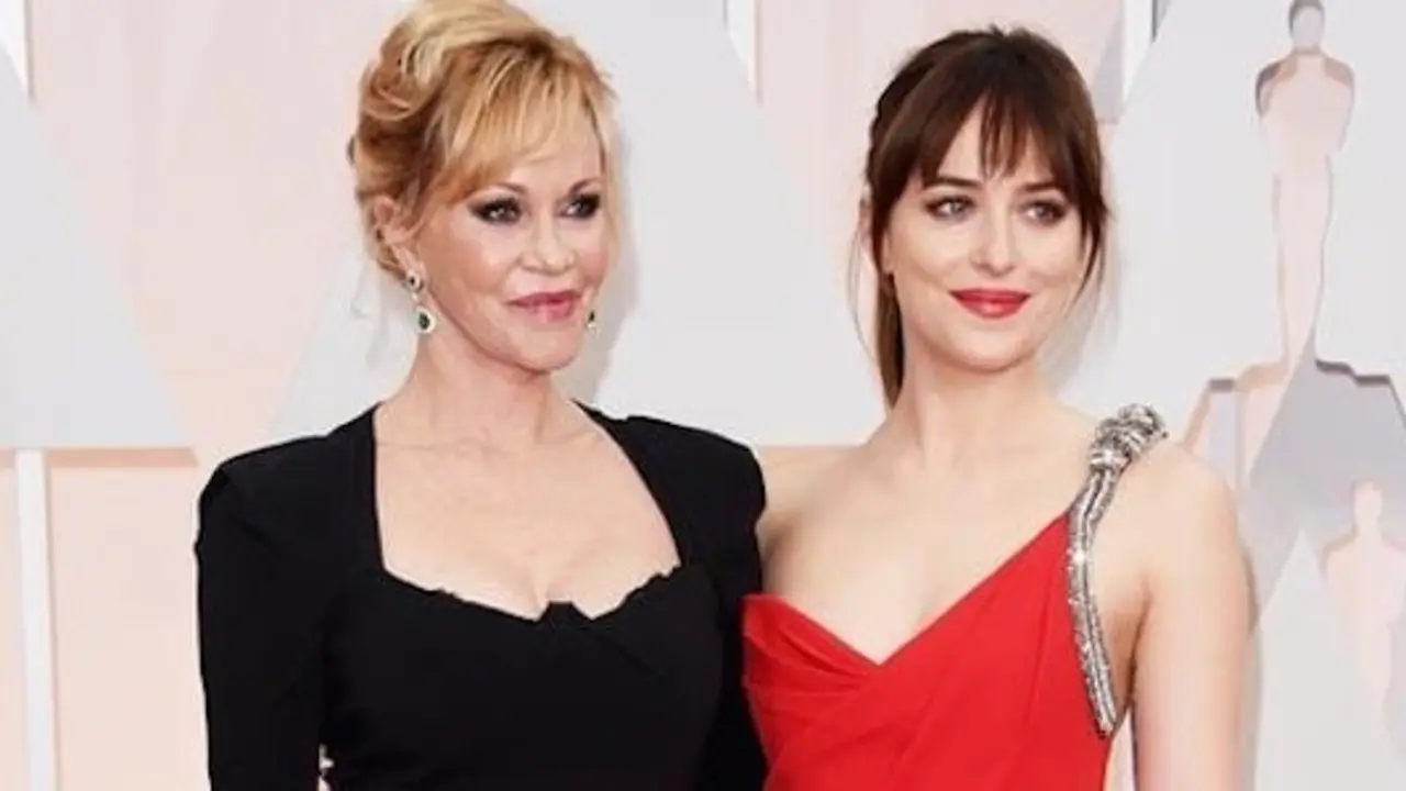 Melanie Griffith y Dakota Johnson, madre e hija en los Oscar 2015.