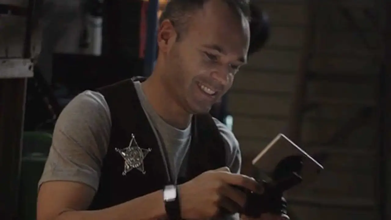 El jugador Andr&eacute;s Iniesta con el Xperia Z3.