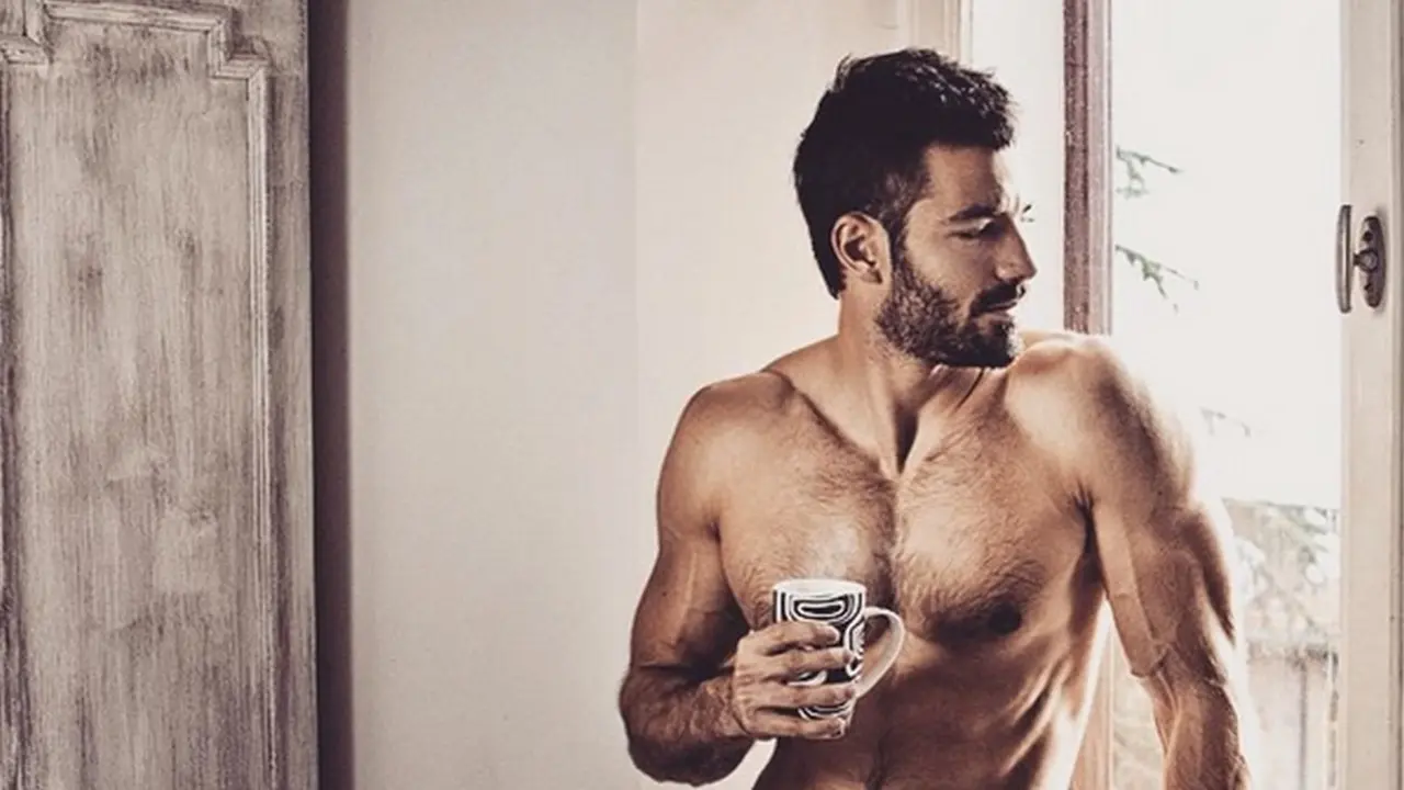 Un joven bajo el hashtag #menandcoffee