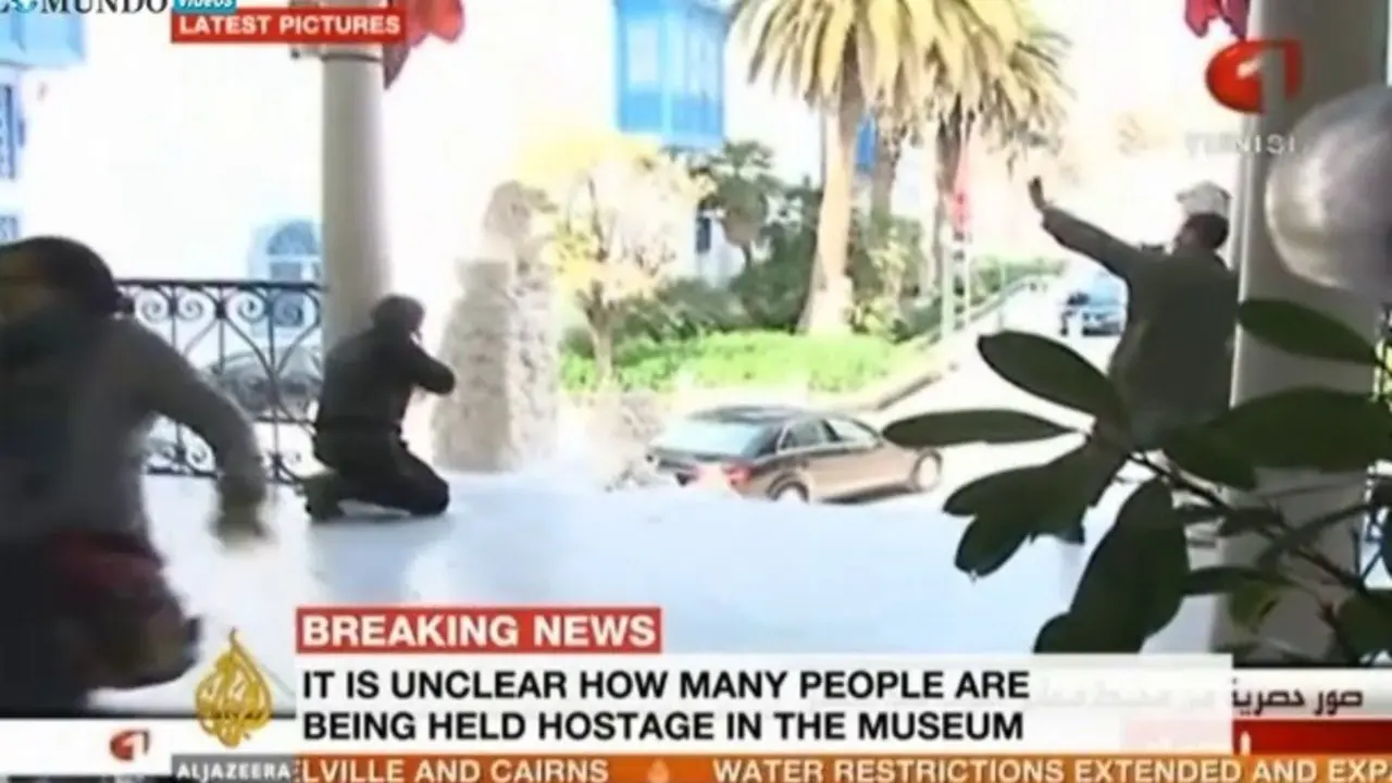 Imagen captada de la TV del choque policial con los terroristas en T&uacute;nez.