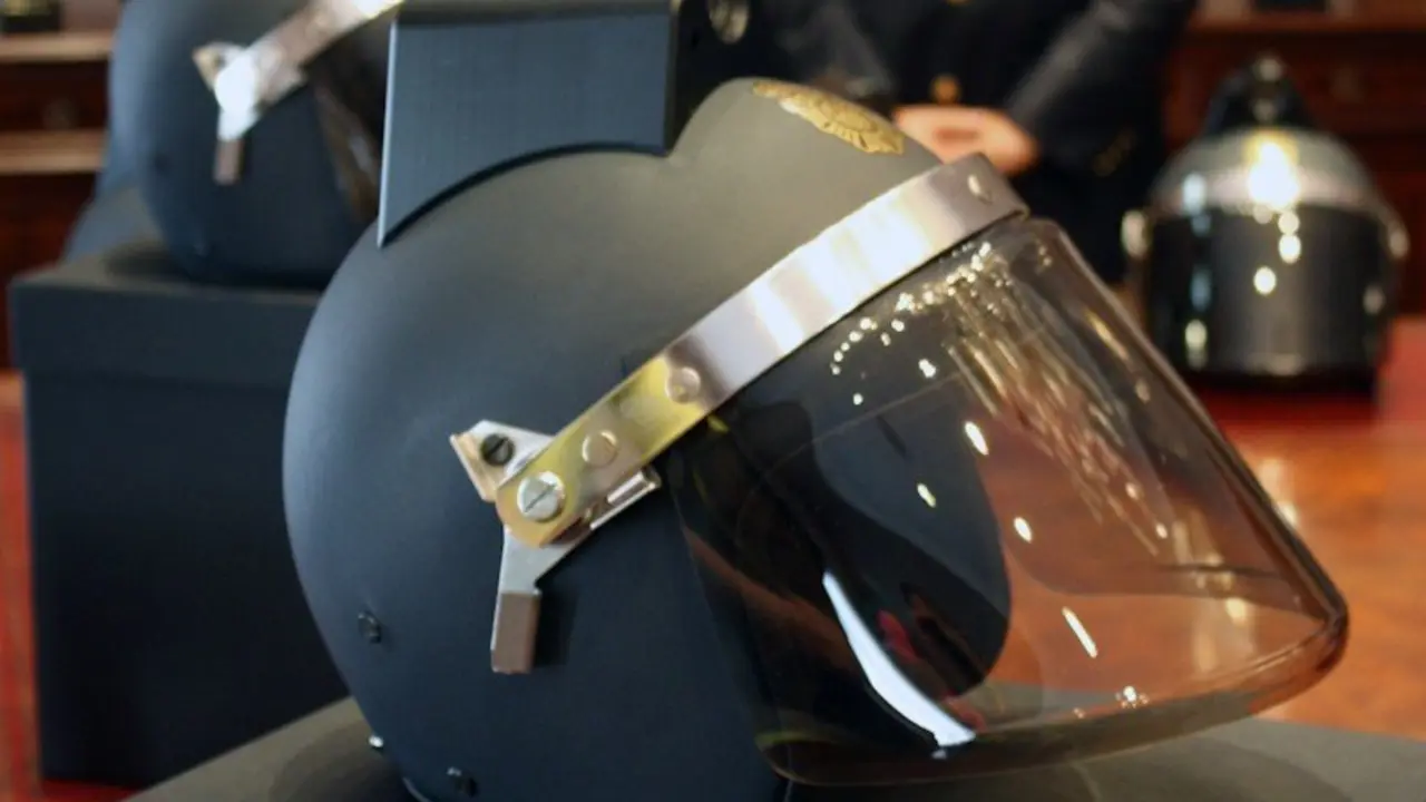 Casco de un polic&iacute;a antidisturbios. / RR.SS