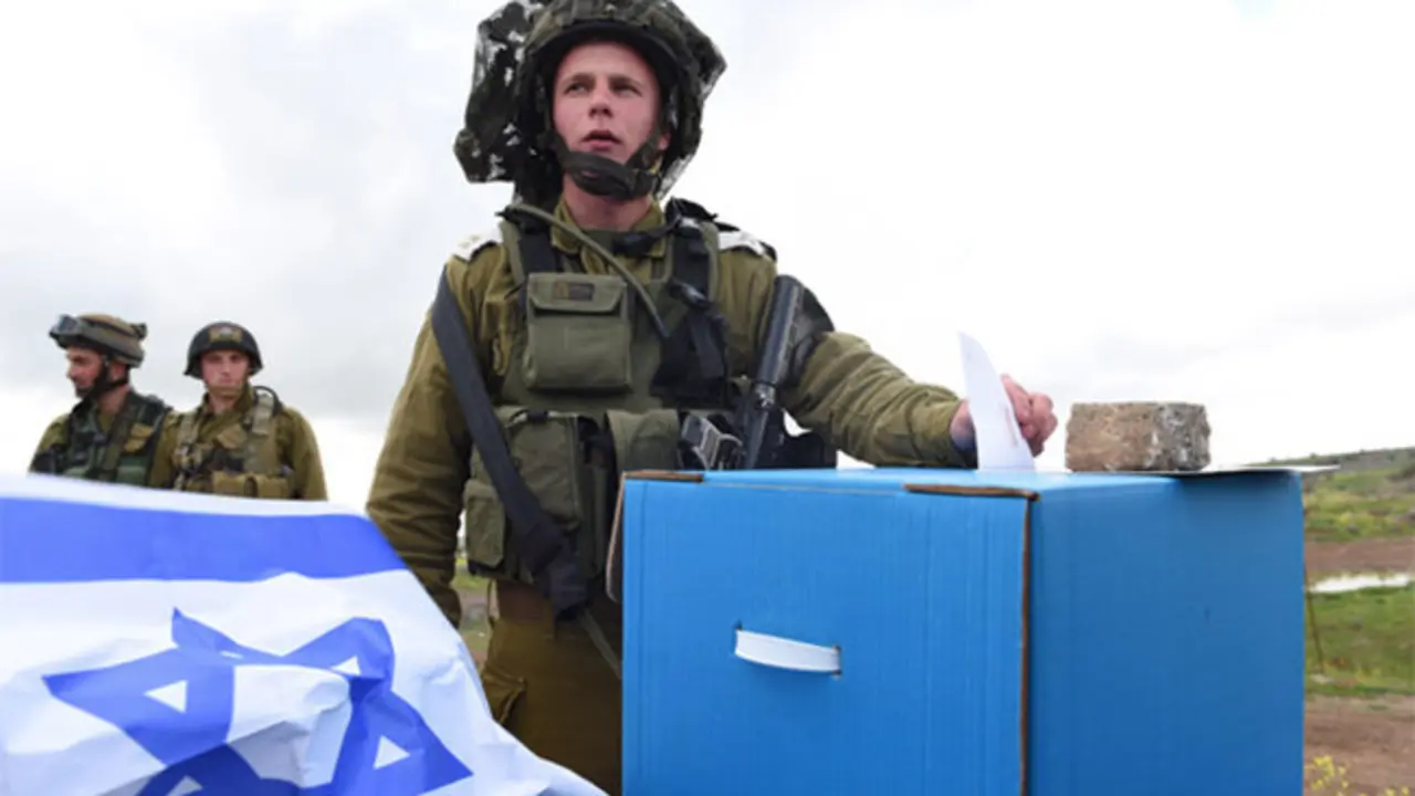 Un soldado israel&iacute; vota en los comicios del pasado 17 de marzo en que se impuso el Partido Likud de Benjamin Netanyahu.