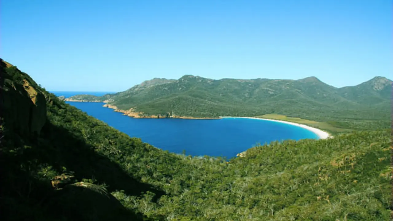 Weinglas Bay Tasmania. / Peter Kapuschinski