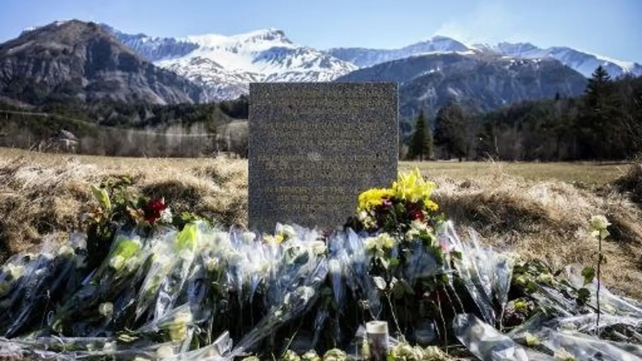 Un monolito, escrito en franc&eacute;s, alem&aacute;n, espa&ntilde;ol e ingl&eacute;s recuerda a las v&iacute;ctimas al pie de los Alpes. / Yahoo