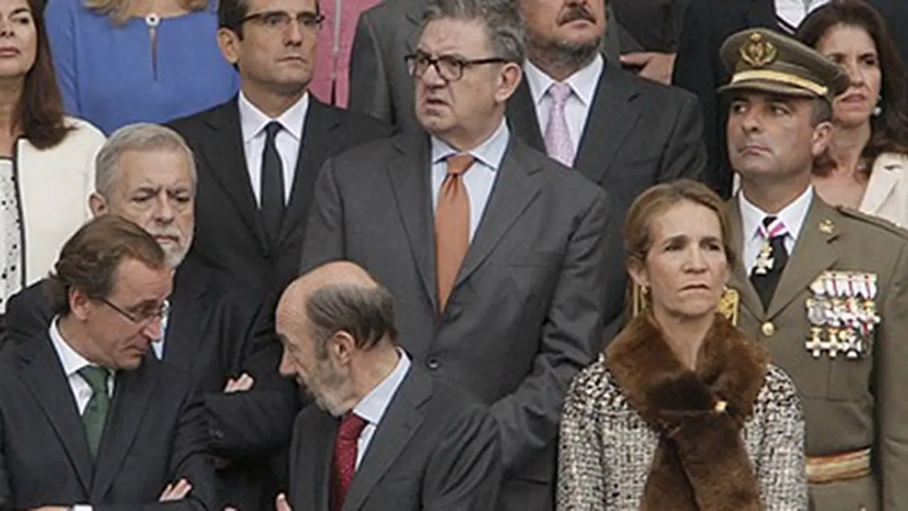 Garc&iacute;a Revenga y un ayudante militar, detr&aacute;s de la infanta Elena, en la tribuna de autoridades en la Fiesta Nacional.