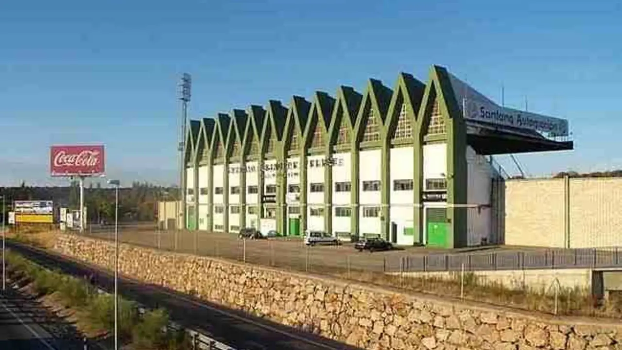 Estadio Pr&iacute;ncipe Felipe, propiedad del C.P. Cacere&ntilde;o.