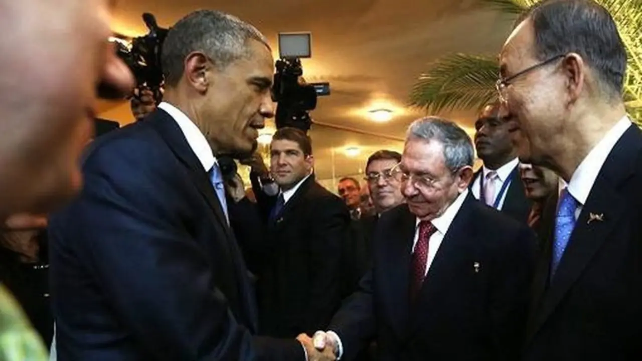 Barack Obama saluda a Ra&uacute;l Castro. / EP
