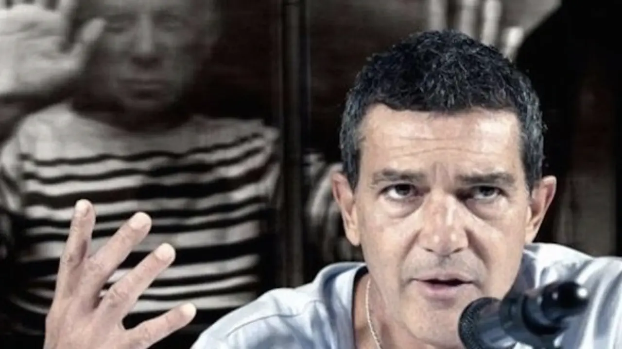 Antonio Banderas y Picasso de fondo / Foto Twitter @antoniobanderas.