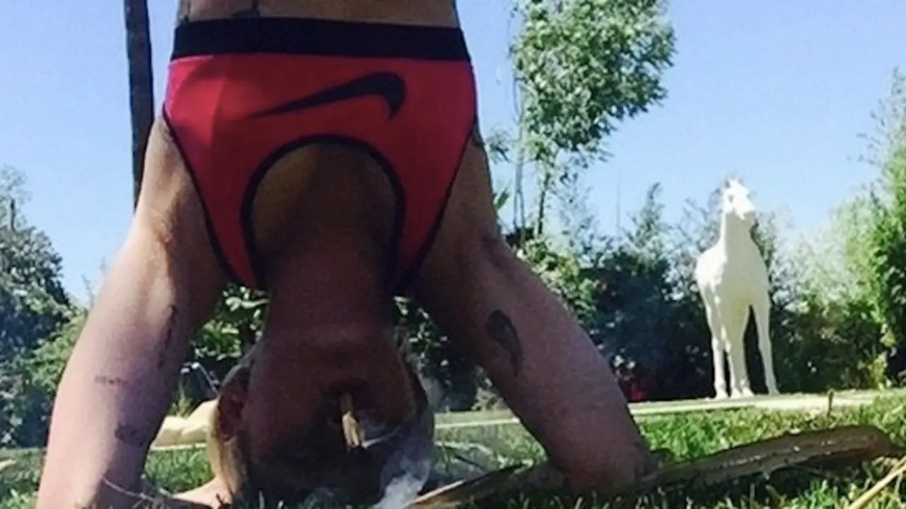 Miley Cyrus fumando un porro. / Foto Instagram @mileycyrus