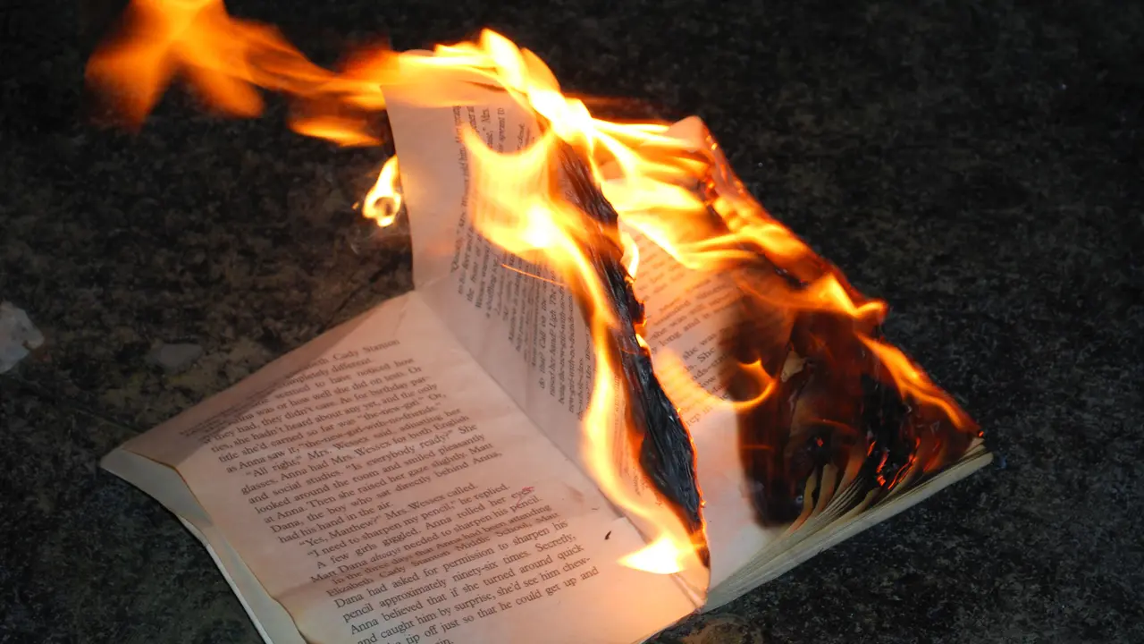 Libro ardiendo, s&iacute;mbolo de 451&ordm; Fahrenheit