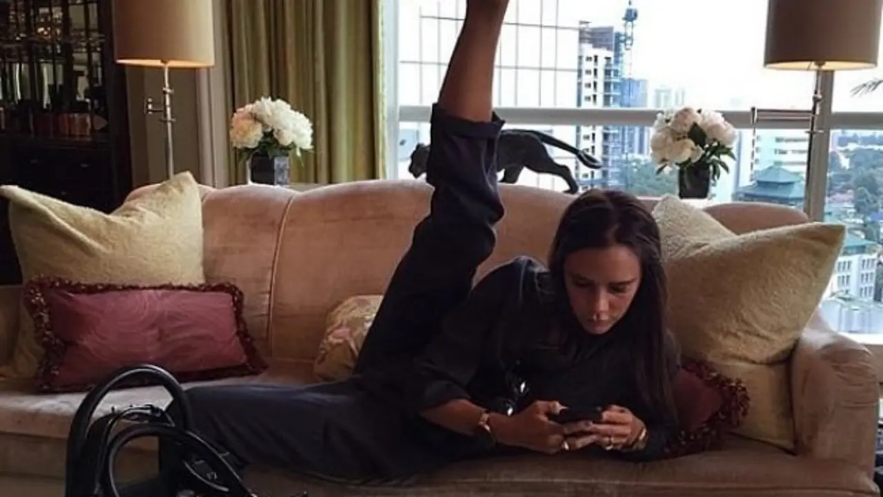 Victoria Beckham hace una postura de yoga en un hotel de Singapur. / Instagram