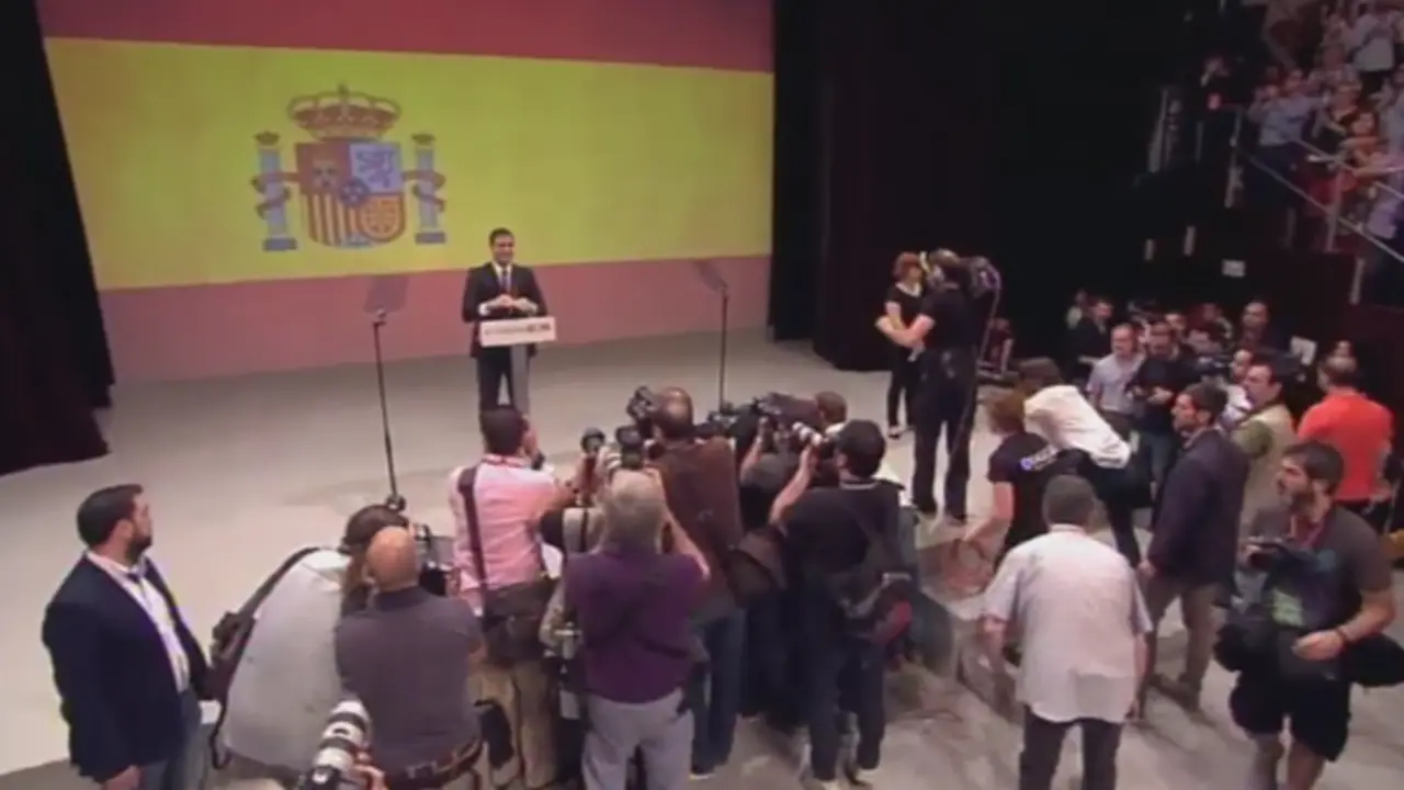 Pedro S&aacute;nchez ante una gran bandera de Espa&ntilde;a.