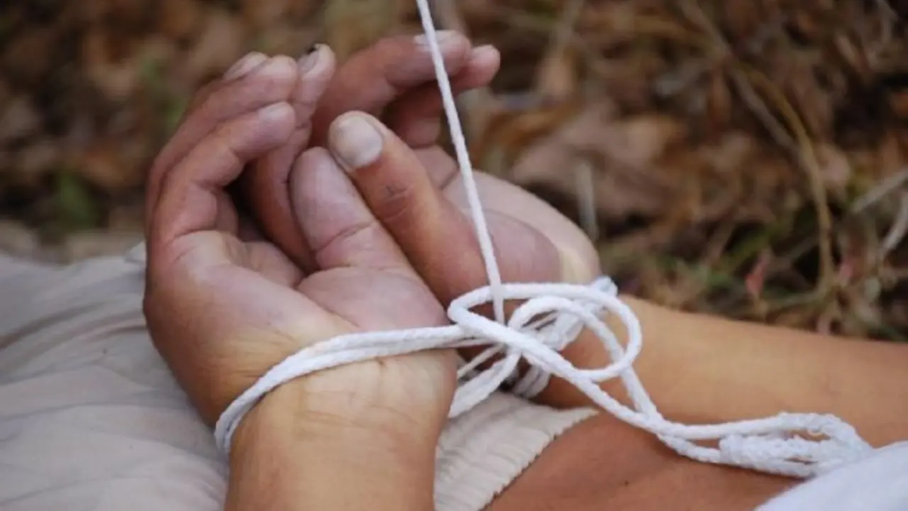 Manos de una persona sometida a tortura. / Archivo.