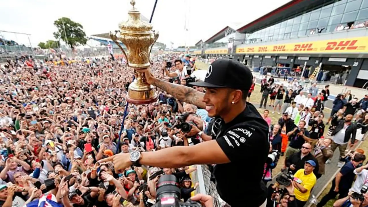 Lewis-Hamilton-silverstone_opt