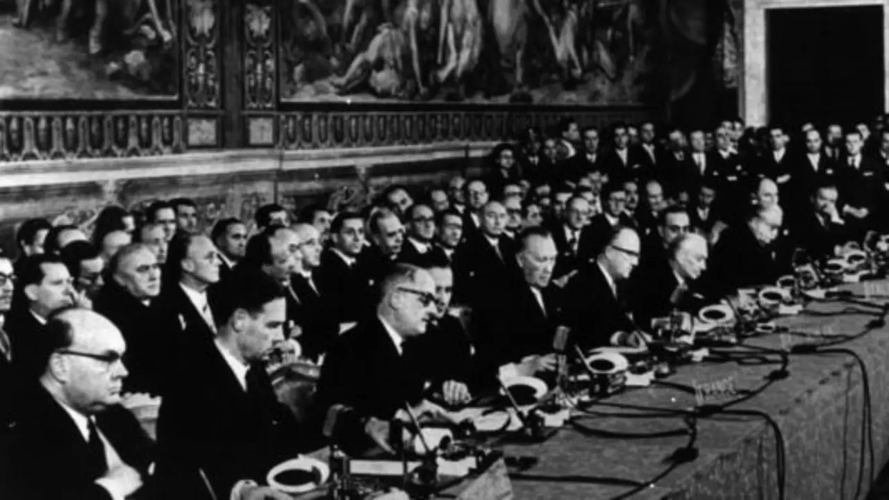 Firma en Roma del Tratado de la Comunidad Econ&oacute;mica Europea y el Euraton. / Mundiario